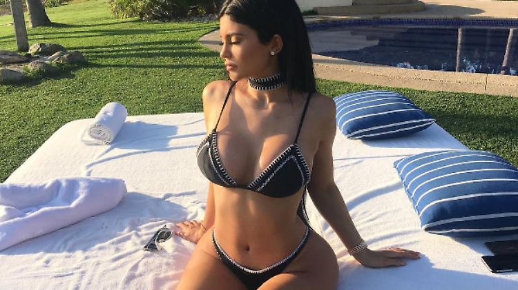 So kennt man den jüngsten Spross aus dem Kardashian-Clan mittlerweile: leicht bekleidet.