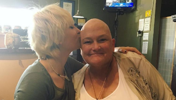 Paris Jackson steht ihrer Mutter Debbie Rowe im Kampf gegen den Krebs zur Seite.