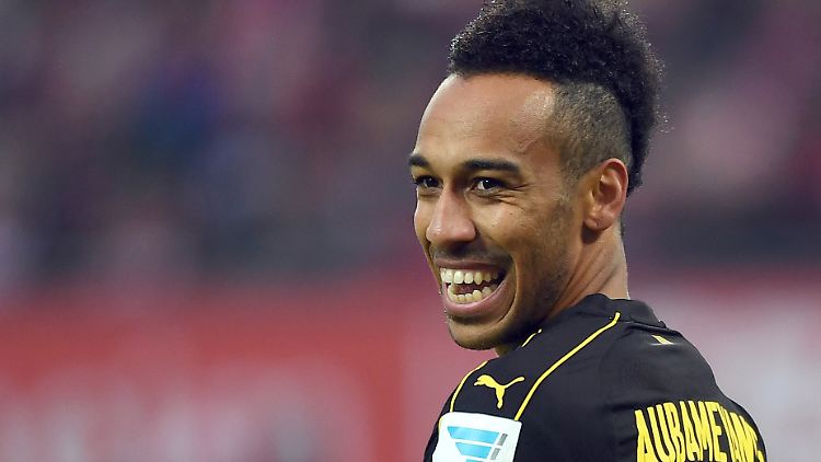 Pierre-Emerick Aubameyang äußert sich nicht. Seinem Marktwert schaden die Gerüchte allerdings ganz und gar nicht.