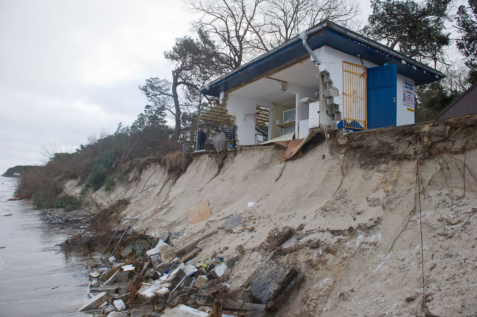 An der Ostseeküste hat Sturmtief "Axel" an manchen Orten enorme Schäden hinterlassen. Wie hier auf der Insel Usedom rissen die Wogen ...