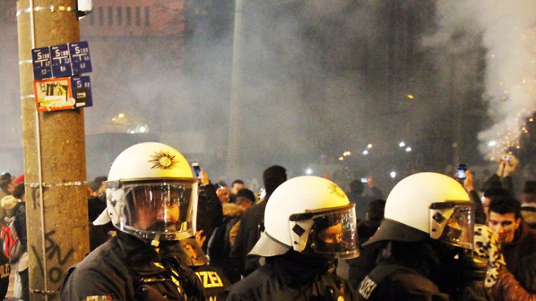 Polizisten an Silvester in Dortmund: Zu ungewöhnlichen Szenen kam es laut den Beamten nicht.
