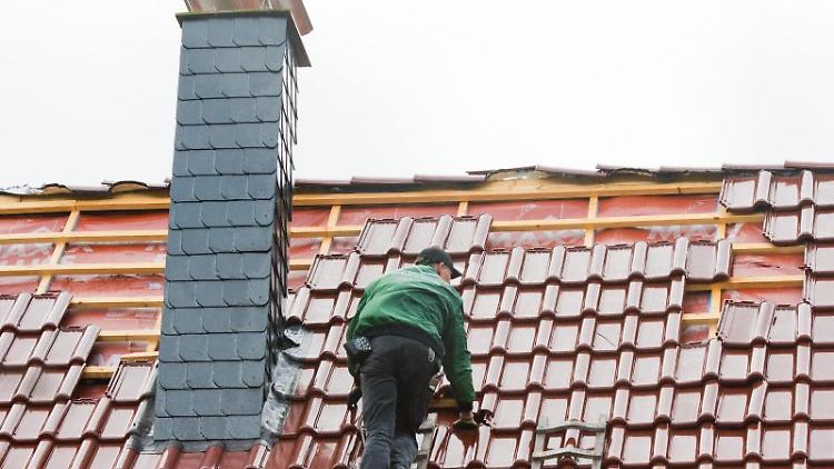 Sturmschaden am Dach - Versicherung einschalten.