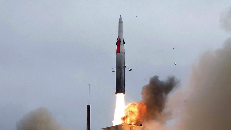 Eine Boden-Luft-Rakete zur Abwehr ballistischer Raketen startet in Kalifornien.