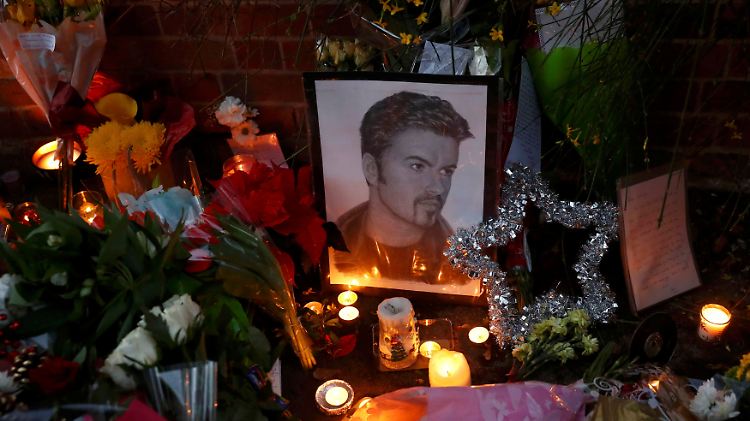 Die trauernden Fans hüllen Michaels Haus in ein Blumen- und Kerzenmeer.