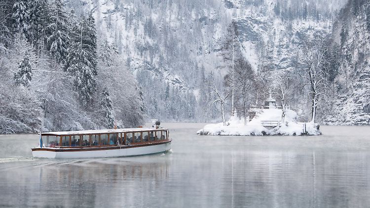 Der Königssee (Bayern) ist von einer Schneedecke umgeben.