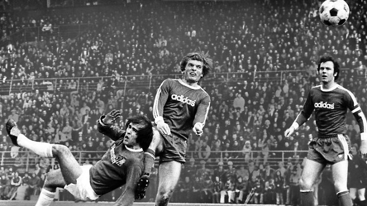 Volle Hütte in Saarbrücken: 39.000 Menschen sehen am 16. April 1977 im Ludwigspark, wie der FC Bayern mit 1:6 verliert. Hier erzilet Roland Stegmayer das Tor zum 1:0. Björn Andersson und Franz Beckenbauer schauen zu.