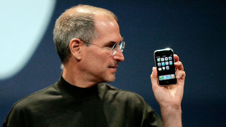 Steve Jobs am 9. Januar 2007 mit dem neuen iPhone.