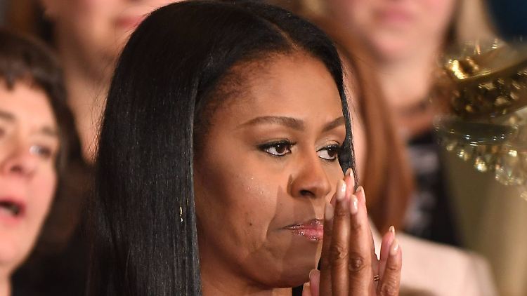 Michelle Obama kämpft mit den Tränen.
