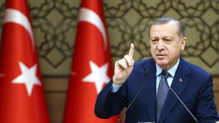 Präsident Recep Tayyip Erdogan:  Ausnahmezustand verlängert, Tausende entlassen