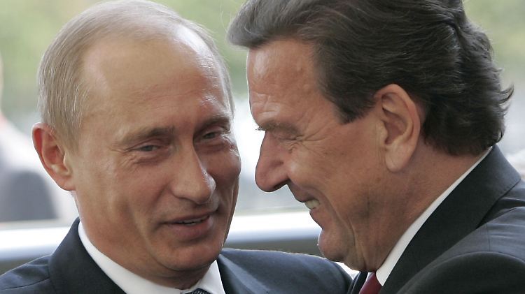Wladimir Putin und Gerhard Schröder verstanden sich auch über die Kanzlerschaft des SPD-Politikers im Jahr 2005 hinaus prächtig.