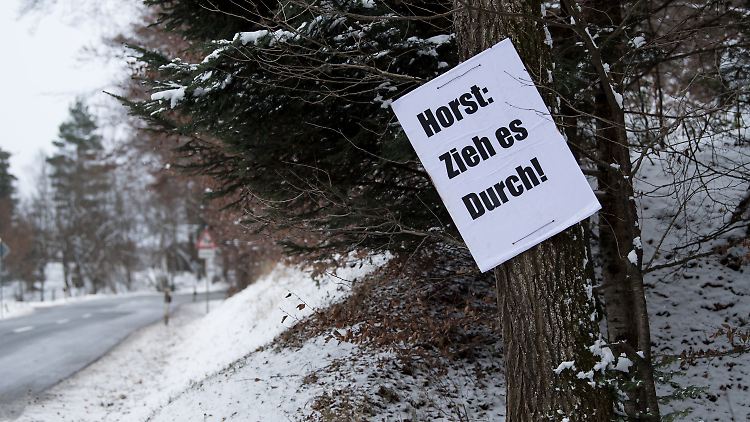 An einer Straße in im bayerischen Seeon wird Ministerpräsident Seehofer aufgefordert, es durchzuziehen. Nur: Was ist "es"?