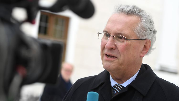 "Ich kann nicht jeden zu einem Gespräch mit Merkel mitnehmen", sagt Seehofer über seine Minister. "Aber den Herrmann schon."