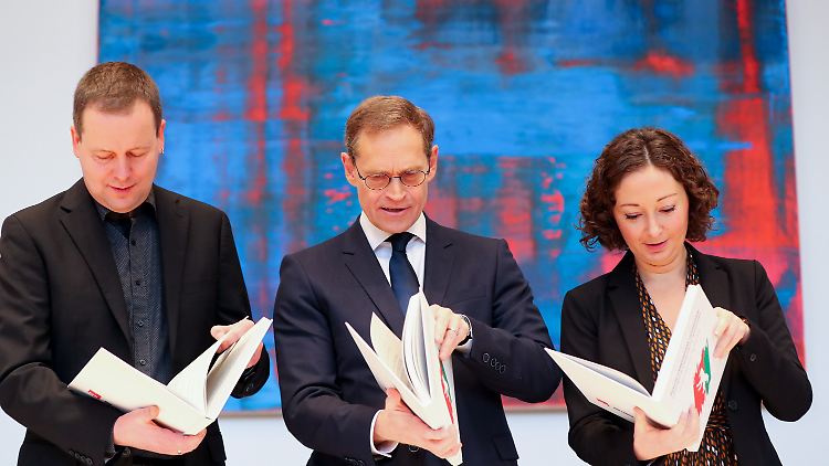 Bei der Vorstellung des Koalitionsvertrags war man noch hoffnungsvoll: Kultursenator Klaus Lederer (Linke), Berlins Regierender Bürgermeister Michael Müller (SPD) und Wirtschaftssenatorin Ramona Pop (Grüne).