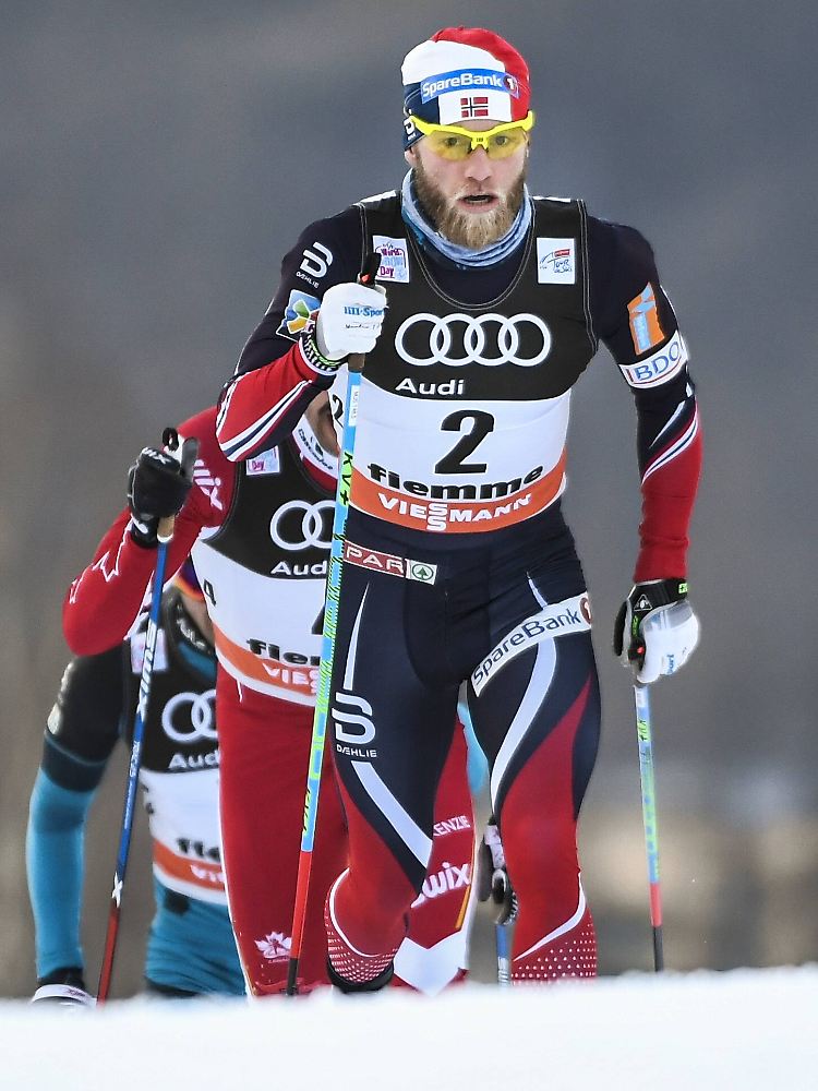 Martin Johnsrud Sundby verkürzte den Rückstand auf den Tour-Gesamtspitzenreiter Sergej Ustjugow mit seinem Sieg in Val die Fiemme.