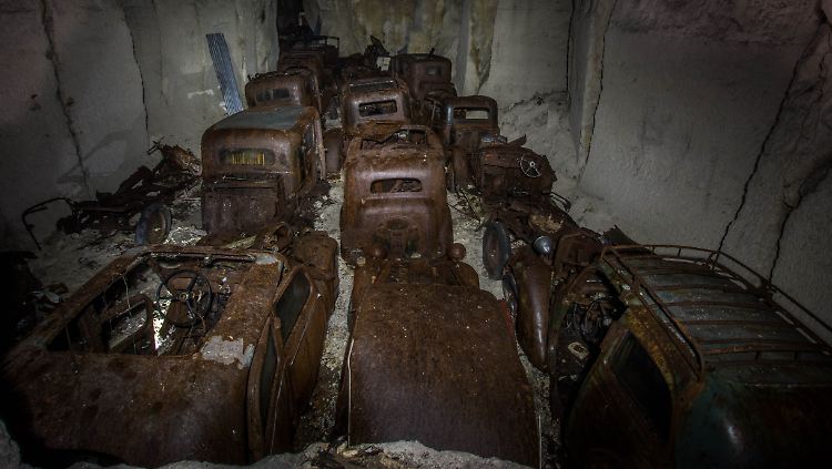 Die Autos sind durch die vielen Jahrzehnte im Stollen von Rost zerfressen.