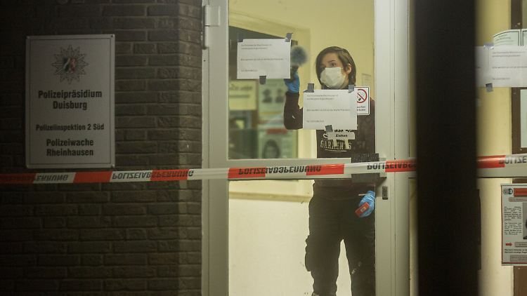Eine Mitarbeiterin der Kriminalpolizei sichert Spuren in der Polizeiwache in Duisburg-Rheinhausen.