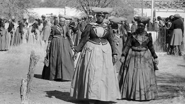 Die Herero begannen 1904 einen Aufstand, daraufhin ordnete General Lothar von Trotha die Vernichtung des Stammes an.