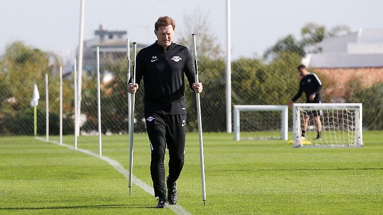 Bedient: Ralph Hasenhüttl nach dem 1:5 seiner Leipziger gegen Ajax.