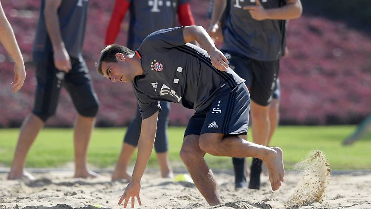 Die meisten Fragen an Philipp Lahm kreisen um sein mögliches Karriereende im Sommer 2017.