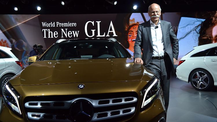 Daimler-Chef Dieter Zetsche kann sich nicht nur über den neuen GLA freuen, sondern auch darüber, dass Mercedes beim Absatz wieder vor BMW und Audi liegt.