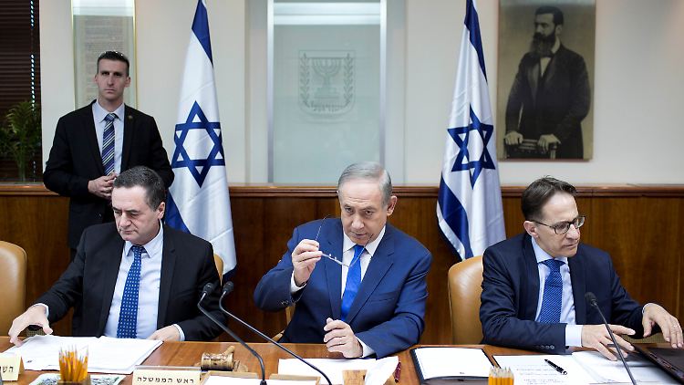 Israels Ministerpräsident Netanjahu (Mitte) sieht eine Verbindung zu den Anschlägen in Frankreich und Berlin.