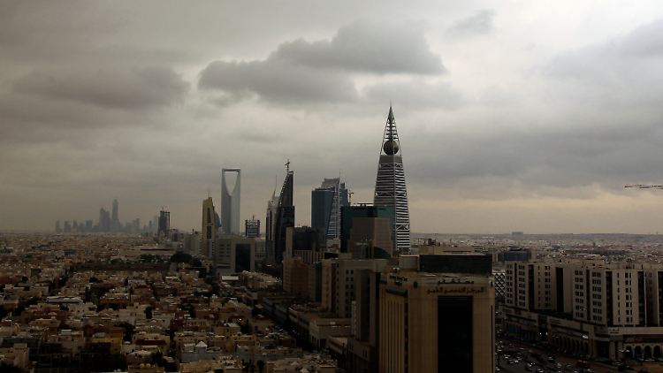 Blick über Riad. Ändert das Land die Wirtschaftspolitik nicht drastisch, sind die Aussichten düster, schreibt McKinsey in einem Bericht.