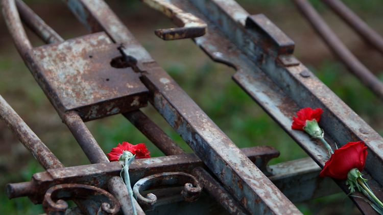 Blumen an einem Athener Denkmal, das an den Studentenaufstand von  1973 gegen die damals herrschende Militärjunta erinnert.
