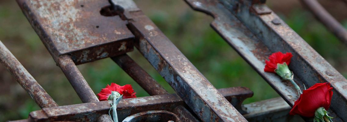 Blumen an einem Athener Denkmal, das an den Studentenaufstand von 1973 gegen die damals herrschende Militärjunta erinnert.