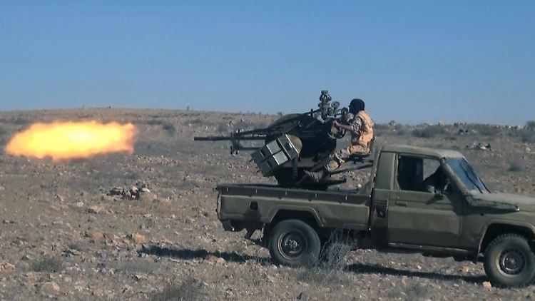 Unter Druck: Nördlich von Palmira feuern Kämpfer der Terrormiliz IS auf syrische Truppen.