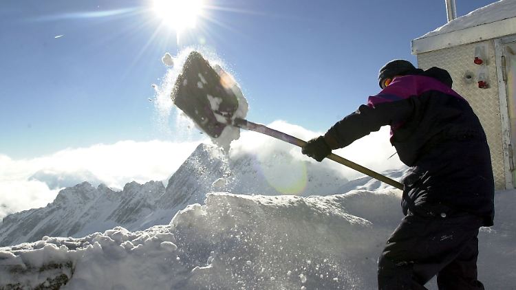 Menschen mit verengten Herzkranzgefäßen überlassen das Schneeschippen besser anderen.