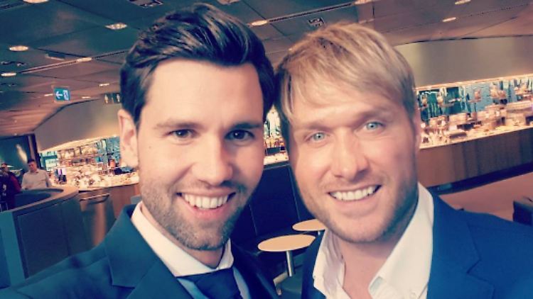 Honey und Schwanz (r.) trinken gern und kabbeln sich.