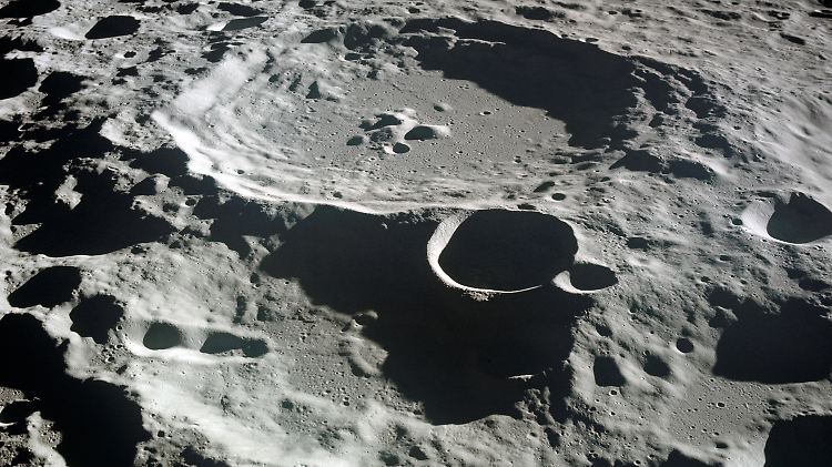 Die Apollo-11-Aufnahme zeigt die von Kratern übersäte Mondoberfläche, die allesamt durch die Einschläge von kleinen Körpern im Sonnensystem herrühren.