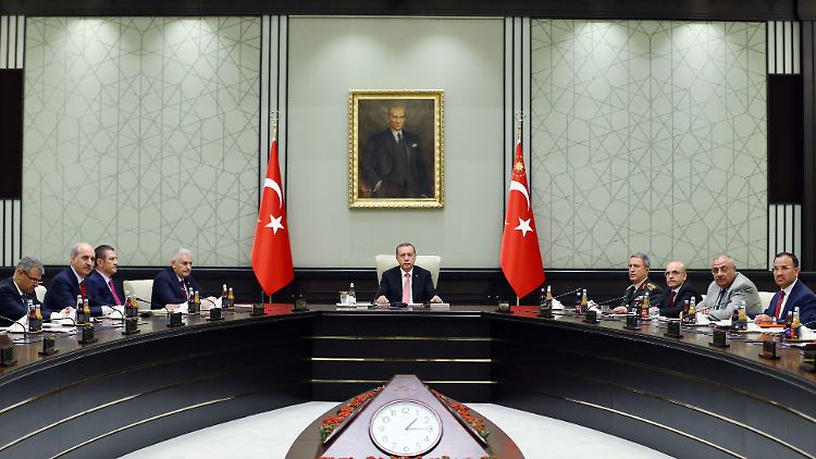 Als Präsident sitzt Erdogan bereits regelmäßig den Kabinettssitzungen vor. Nun will er den Posten des Ministerpräsidenten ganz abschaffen und die Regierung auch offiziell leiten.