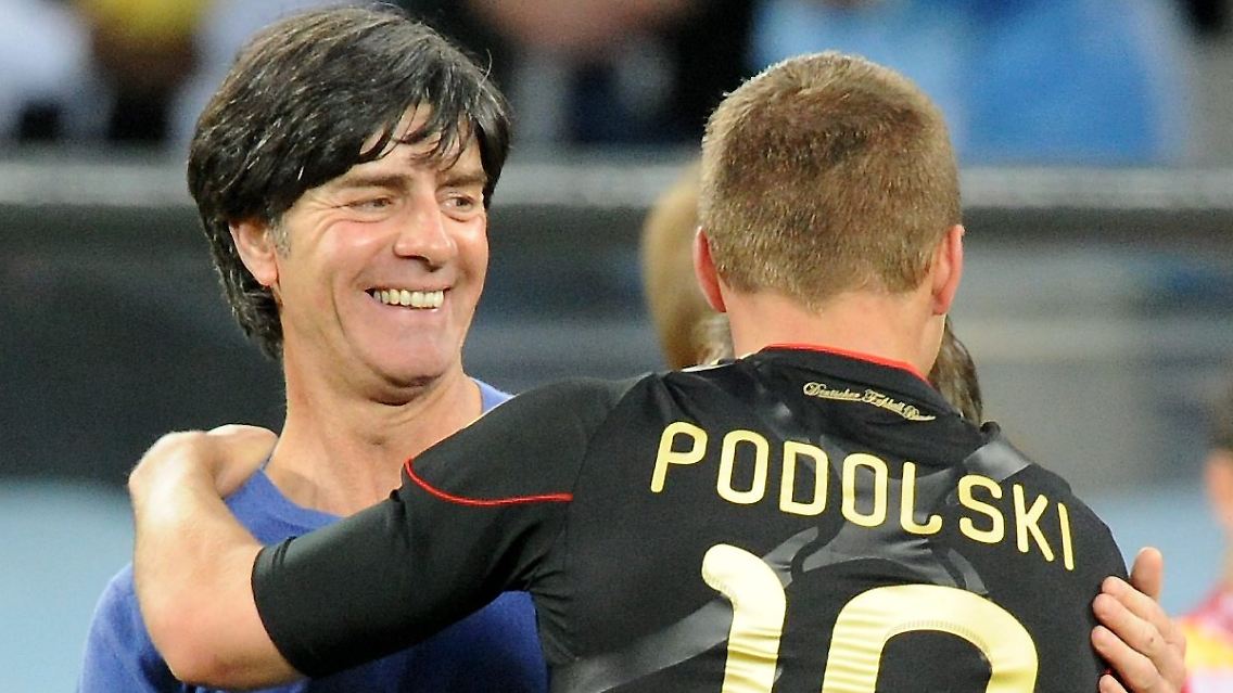 Der Caravan of Löw rauscht ins Halbfinale: Joachim Löw und Lukas Podolski nach dem WM-Viertelfinale gegen Argentinien.