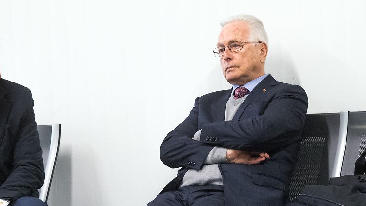 Bernd Schmidbauer vor seinem Auftritt als Zeuge.