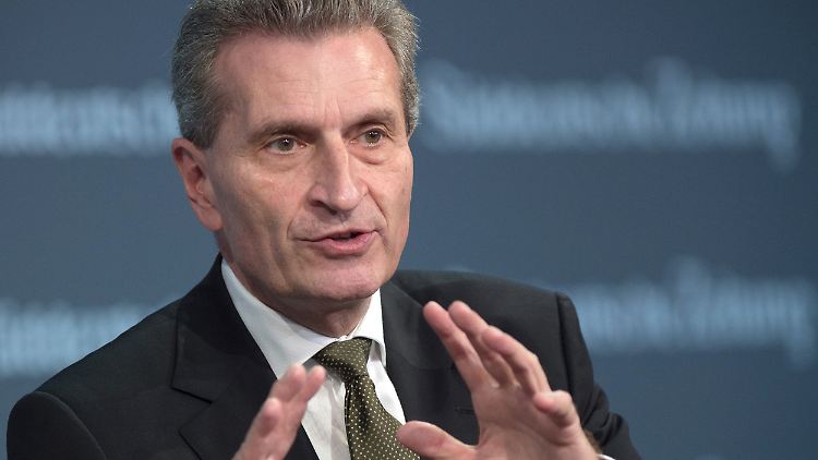 Günther Oettinger steht dem Parlament Rede und Antwort - verhindern können ihn die Abgeordneten aber kaum.