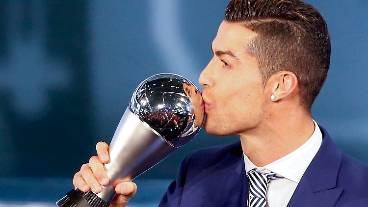 Das Gefühl kennt er schon: Cristiano Ronaldo küsst den Pokal für den Weltfußballer des Jahres.