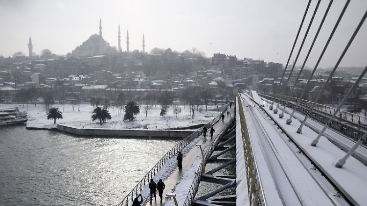 So viel Schnee wie in den vergangenen Tagen soll es in Istanbul seit Jahren nicht gegeben haben. 