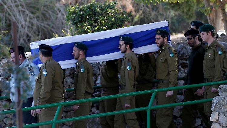 Israelische Soldaten tragen den Sarg eines bei dem Anschlag getöteten Kameraden.
