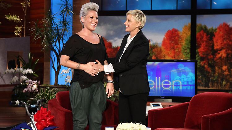 Da ist wohl ein Mädchen drin: Pink (l) bei US-Talkerin Ellen DeGeneres.