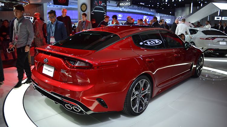Kurze Überhänge am Heck, eine vierflutige Abgasanlage und LED-Leichtbänder zieren das Heck des Kia Stinger.