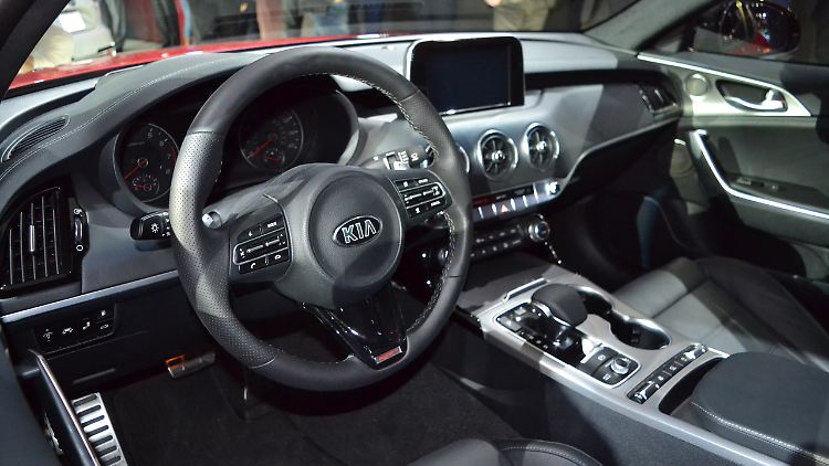 Die vielen Knöpfe im Innenraum könnten die Bedienung im Kia Stinger etwas gewöhnungsbedürftig machen.