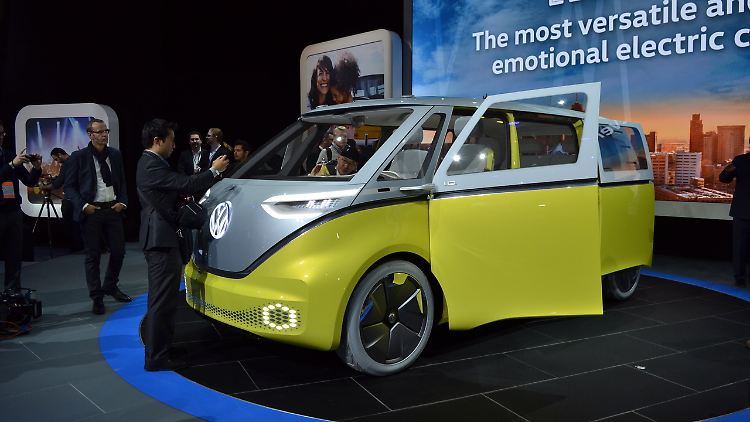 VW probt in Detroit die Charme-Offensive mit einer Wiederauflage des Hippie-Busses.