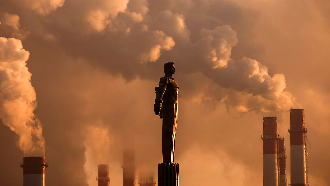 Statue des sowjetischen Kosmonauten Juri Gagarin in Moskau - umgeben von Schornsteinen eines Heizkraftwerks. In Moskau hat es derzeit rund - 17 Grad.