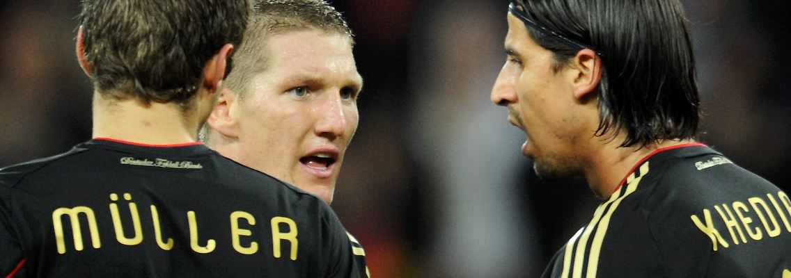 Lob für seine Arbeitseinstellung: Bastian Schweinsteiger, hier mit den Kollegen ... ach, steht ja drauf.