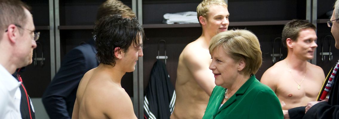Wahlkampfkabine: Mesut Özil und Angela Merkel, rechts.