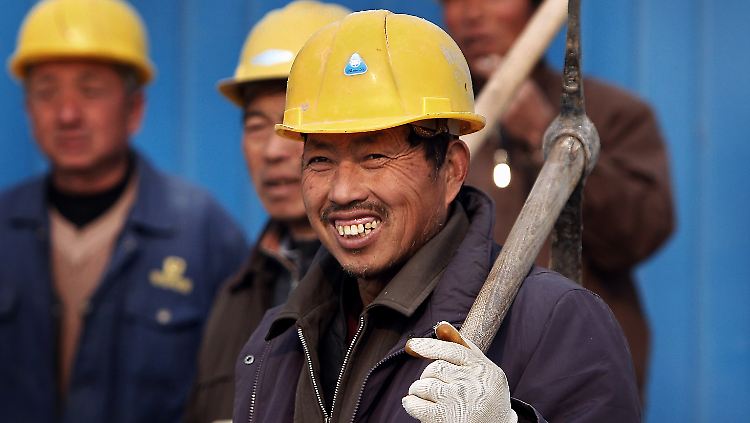 Ein chinesischer Arbeiter auf dem Weg zu einer Baustelle in Peking. Gebannt blicken die Märkte dieser Tage gen Osten.