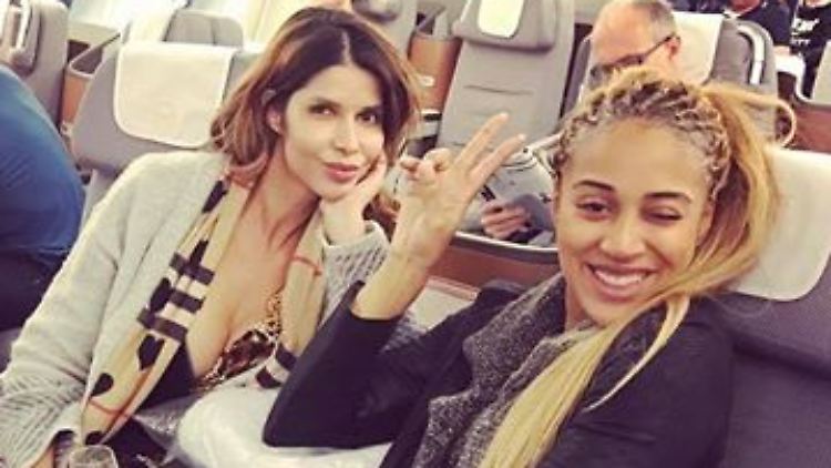 Schon bei Abflug bester Dinge: Micaela Schäfer und Sarah Joelle Jahnel.