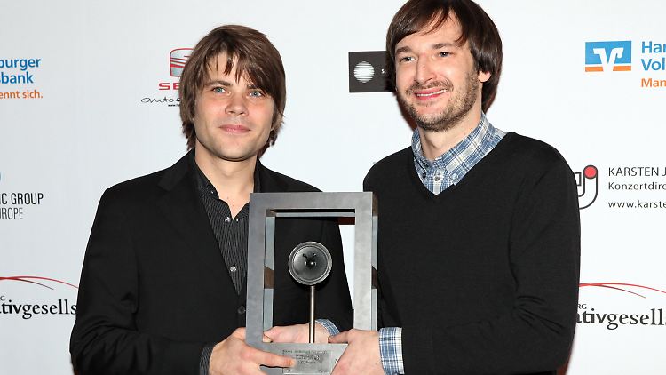 Einst wollten sie nur Teil einer Jugendbewegung sein, jetzt sind sie sogar Teil der "Hans"-Preisträger: Bassist Jan Müller (l) und Drummer Arne Zank von Tocotronic.
