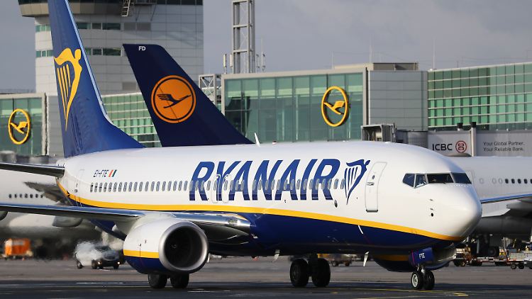 Ein Flieger von Ryanair steht vor einer Maschine der Lufthansa: harte Konkurrenten.